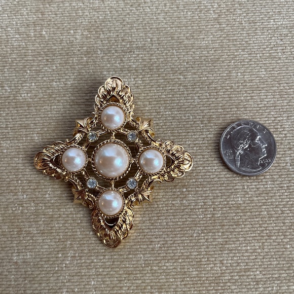 VINTAGE (1989) AVON KENNETH JAY LANE’S RENAISSANCE PIN/PENDANT - Picture 1 of 4